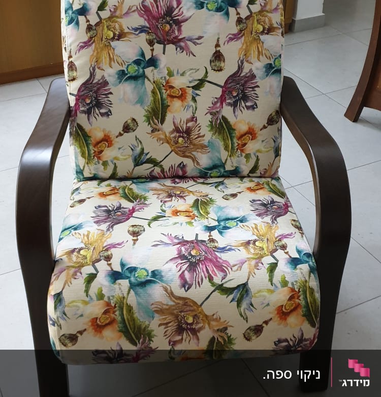 כורסה מרופדת בבד פרחוני צבעוני